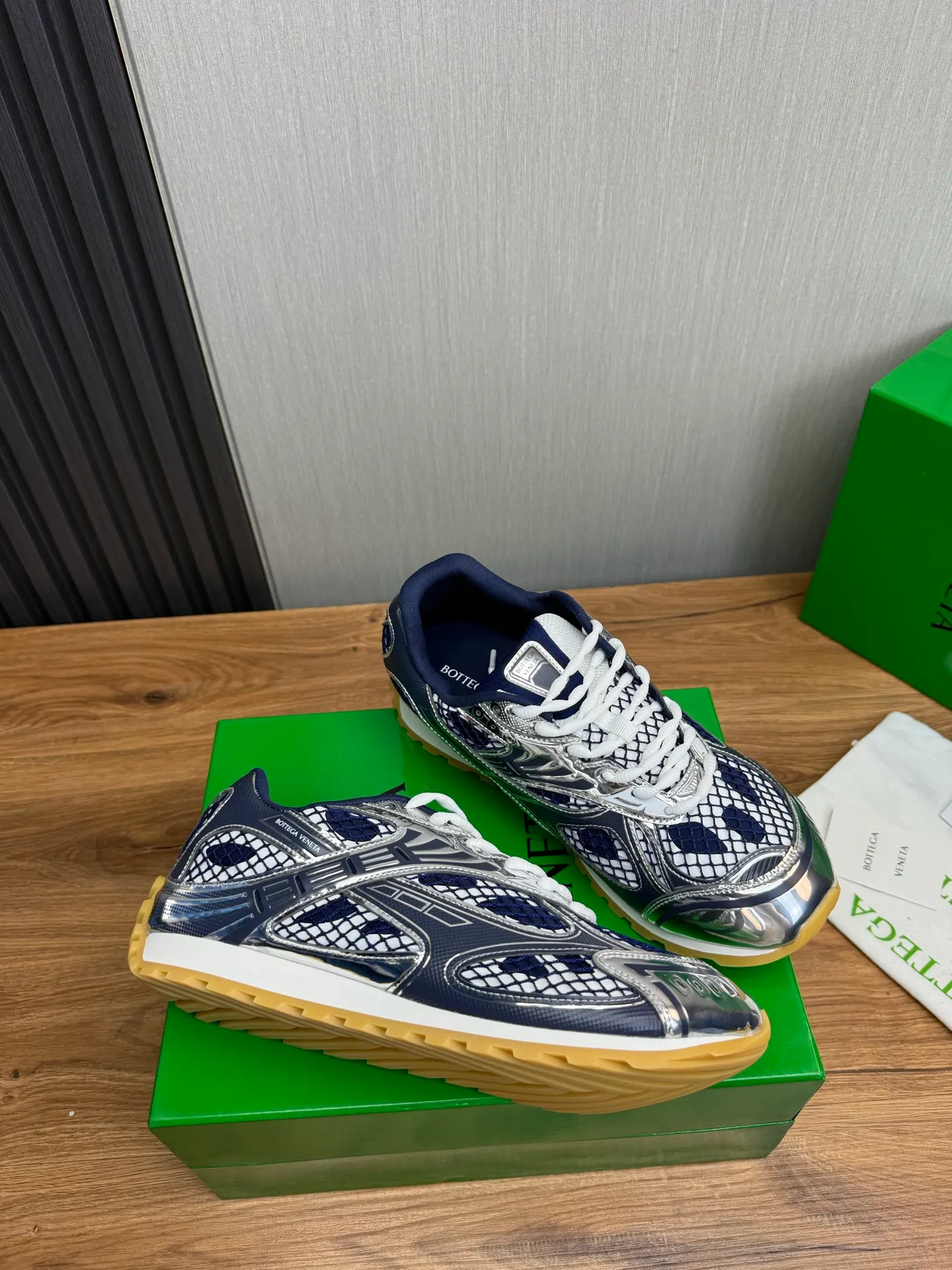 Men's men's shoes 💰620💰 BV top version 𝘽𝙊𝙏𝙏𝙀𝙂𝘼 𝙑𝙀𝙉𝙀𝙏𝘼 Orbit sneakers Wang Yibo same style couple style dad shoes 🩷💚 Runner sneakers, made of lightweight technical mesh fabric. Features a geometric patterned rubber outsole. Pay attention to the package craftsmanship ❕ High version shipping ❗️ Very nice, durable to play with and durable to make ✔️ Standard version 💯💯 The outsole is made of color-blocked TPU outsole. Women’s model 35-41 (40 41 customized) Men’s model 39-46 (45.46 customized) Equipped with original packaging